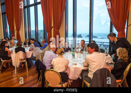 Ein Empfang im Veranstaltungsraum Botschafter des städtischen Casinos Biarritz (Frankreich). Bild-Fenster, die auf dem Meer zu öffnen. Stockfoto