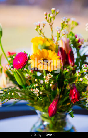 Blumenschmuck bei einem Oregon Hochzeit präsentiert Wildblumen in Glasvasen. Stockfoto