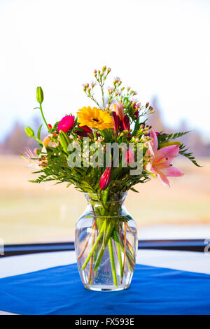 Blumenschmuck bei einem Oregon Hochzeit präsentiert Wildblumen in Glasvasen. Stockfoto