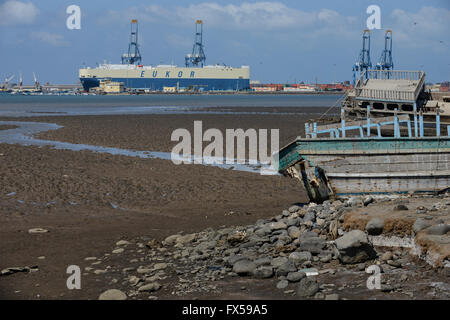 Dschibuti, Hafen, RoRo Träger Eukor, die meisten waren für oder aus Äthiopien sind über Dschibuti, alten hölzernen Dhau Boot versendet / LIEBESVERHÄLTNIS Hafen, RoRo Schiff Fuer Autotransport, sterben die Meisten Warener Fuer Aethiopien Werden deutschen Dschibuti Verschifft, Altes Dhau-Boot Stockfoto