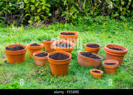 Frische Erde in Terrakotta Töpfe für eine Topfpflanze Bio-Garten. Stockfoto