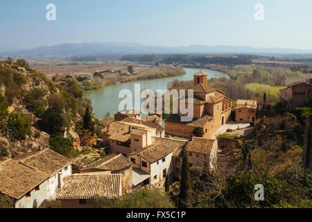 Miravet ist ein altes kleines Dorf mitten in der Terres del Ebre, in einer wunderschönen Landschaft zwischen Bergen Stockfoto