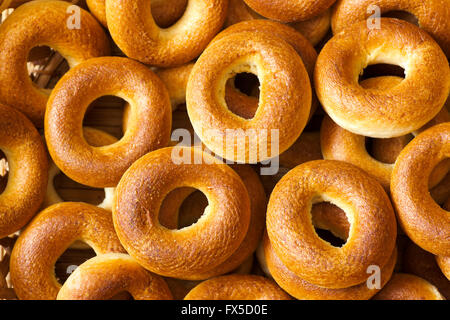 Frisch gebackenes Brot Bagels gestapelt Stockfoto