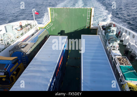 LKW Lastkraftwagen auf dem Autodeck der Caledonian MacBrayne Fähre Loch Seaforth auf See nach Stornoway Isle of Lewis UK gebunden Stockfoto