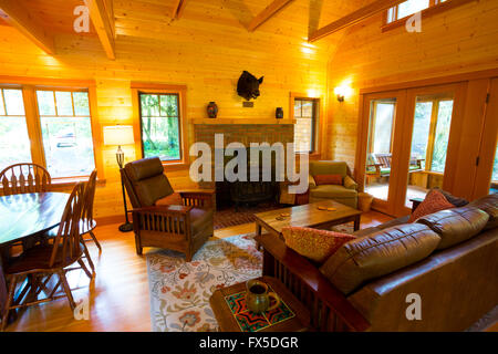 Rustikales Ferienhaus mit einer Hütte im Wald fühlen sich in Oregon entlang des McKenzie. Stockfoto