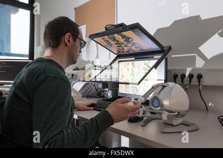 Wissenschaftler auf einem 3D Monitor an der Heinrich-Heine Universität in Düsseldorf Stockfoto