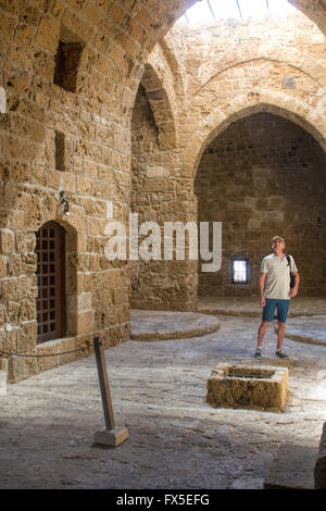 Innere des Paphos Burg befindet sich am Rande der Hafen von Paphos. Ehemaligen byzantinischen Festung, die von den Osmanen wieder aufgebaut Stockfoto