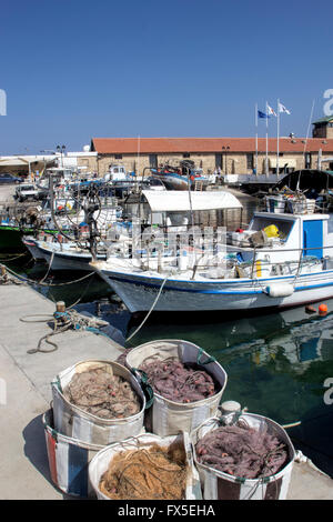 Traditionelle Fischerboote vertäuten im mediterranen Hafen von Paphos, Zypern Stockfoto