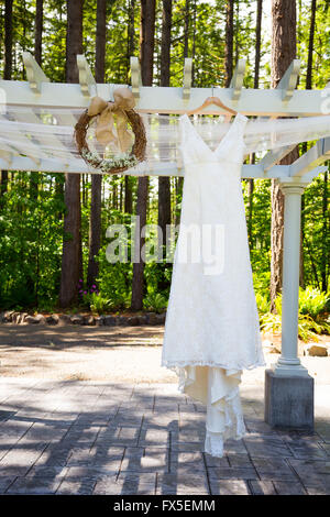 Brautkleid der Braut hängen im Freien an einem sonnigen Tag in Oregon. Stockfoto