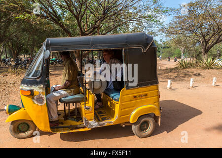 Englische Lady im Tuktuk an die Matrimandir in Auroville, eine experimentelle Township im Viluppuram Bezirk im Bundesstaat Tamil Nadu Stockfoto