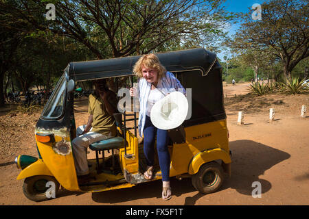 Englische Lady im Tuktuk an die Matrimandir in Auroville, eine experimentelle Township im Viluppuram Bezirk im Bundesstaat Tamil Nadu Stockfoto