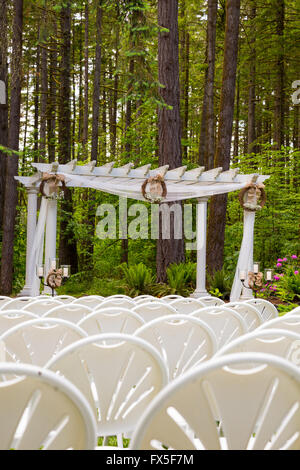 Hochzeiten in Oregon hat natürliche Bäume und schöne Gastsitzplätze inmitten von hohen Bäumen. Stockfoto