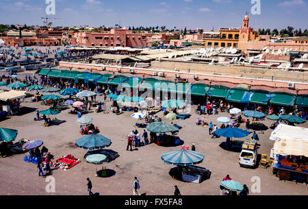 Gesamtansicht der Jemaa el Fna - Marktplatz im alten Marrakesch, Marokko, Nordafrika Stockfoto