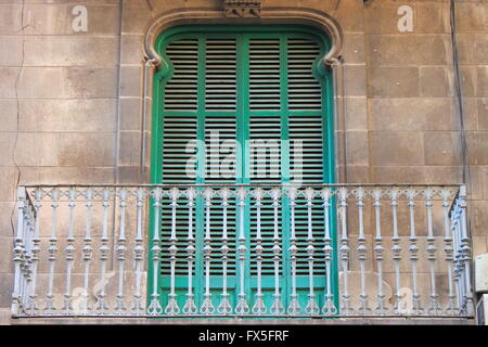 Gewölbte Fenster mit geschlossenen Fensterläden und Balkon Stockfoto