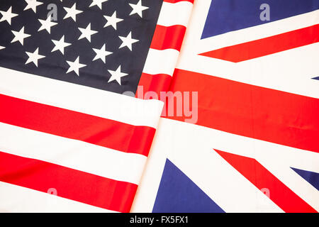 Flaggen der USA und Großbritannien. Zwei Flagge in der Mitte gefaltet. Stockfoto