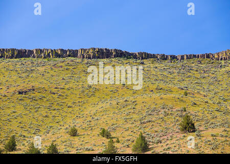 Malerische Natur aus dem unteren Deschutes River wilde und malerische Schlucht Abschnitt auf dem Wasser. Stockfoto