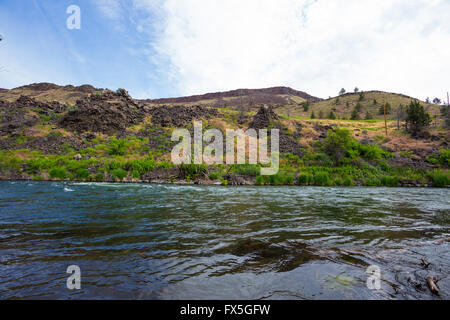 Malerische Natur aus dem unteren Deschutes River wilde und malerische Schlucht Abschnitt auf dem Wasser. Stockfoto