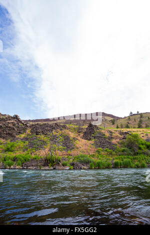 Malerische Natur aus dem unteren Deschutes River wilde und malerische Schlucht Abschnitt auf dem Wasser. Stockfoto