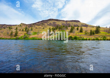 Malerische Natur aus dem unteren Deschutes River wilde und malerische Schlucht Abschnitt auf dem Wasser. Stockfoto