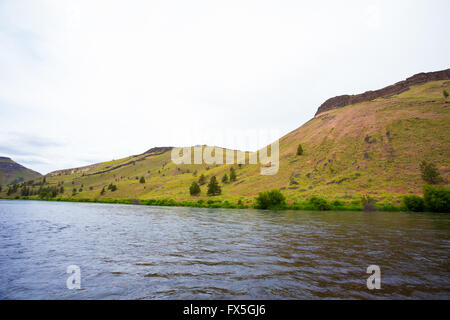 Malerische Natur aus dem unteren Deschutes River wilde und malerische Schlucht Abschnitt auf dem Wasser. Stockfoto