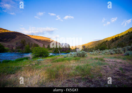 Malerische Natur aus dem unteren Deschutes River wilde und malerische Schlucht Abschnitt auf dem Wasser. Stockfoto