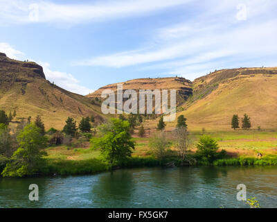 Malerische Natur aus dem unteren Deschutes River wilde und malerische Schlucht Abschnitt auf dem Wasser. Stockfoto