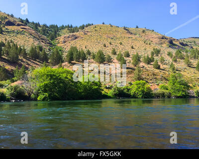 Malerische Natur aus dem unteren Deschutes River wilde und malerische Schlucht Abschnitt auf dem Wasser. Stockfoto