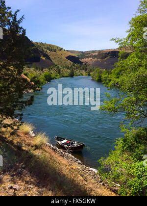 Malerische Natur aus dem unteren Deschutes River wilde und malerische Schlucht Abschnitt auf dem Wasser. Stockfoto