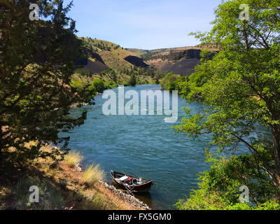 Malerische Natur aus dem unteren Deschutes River wilde und malerische Schlucht Abschnitt auf dem Wasser. Stockfoto