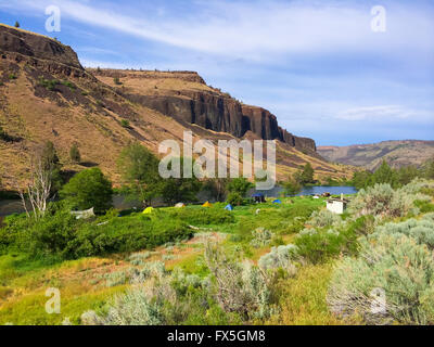 Unteren Deschutes River in Oregon Gastgeber Campingplätzen entlang der Flussufer für Camper Float camping direkt am Wasser. Stockfoto