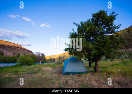 Unteren Deschutes River in Oregon Gastgeber Campingplätzen entlang der Flussufer für Camper Float camping direkt am Wasser. Stockfoto