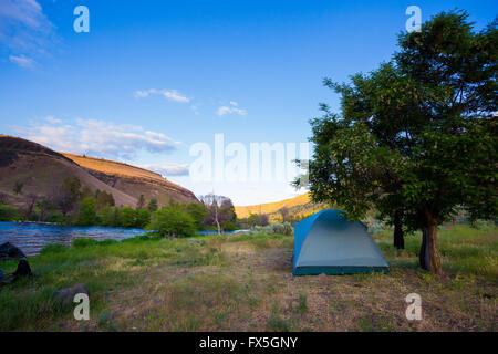 Unteren Deschutes River in Oregon Gastgeber Campingplätzen entlang der Flussufer für Camper Float camping direkt am Wasser. Stockfoto