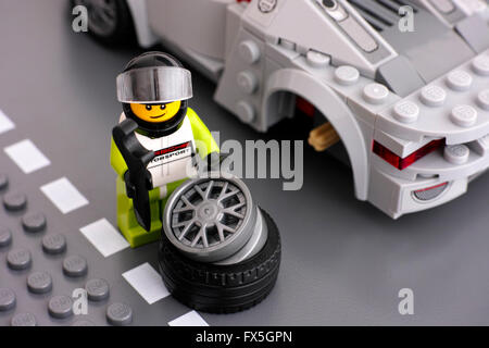 Tambow, Russische Föderation - März 14, 2015 Lego Fahrer Minifigur ist die Steuer des Porsche 918 Spyder von Lego Geschwindigkeit Champions Festsetzung Stockfoto