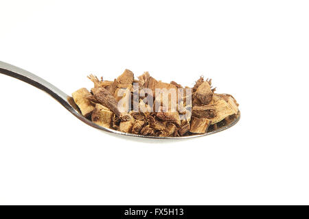 Süßholzwurzel auf einen Teelöffel auf weißem Hintergrund Stockfoto