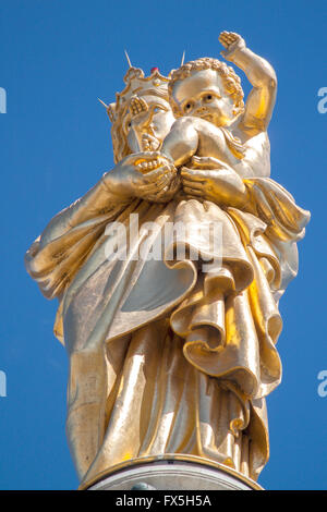 Nahaufnahme der goldene Statue der Jungfrau Maria in Notre-Dame-de-la-Garde in Marseille Stockfoto