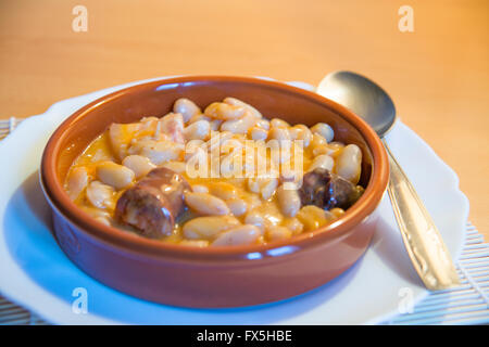 Fabada Asturiana servieren. Asturien, Spanien. Stockfoto