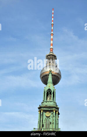 Turm der Marienkirche gegen Berlins TV-Tower Berlin Deutschland Stockfoto