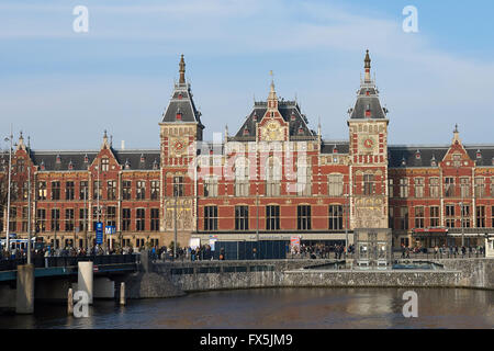 Amsterdam, Niederlande – 10. März 2016: Amsterdam Central Station mit blauem Himmel im Hintergrund Stockfoto