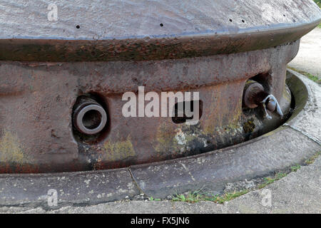 Nahaufnahme der Artillerie Waffe auf einen steigenden Geschützturm (75-mm-Geschütz) auf Fort Douaumont bei Verdun, Frankreich. Stockfoto