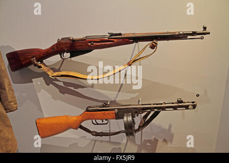 Russisches WWII Waffen: Mosin Nagant M1944 (oben) und PPSHIM1941 (unten) in Bastogne Kriegsmuseum, Bastogne, Belgien. Stockfoto