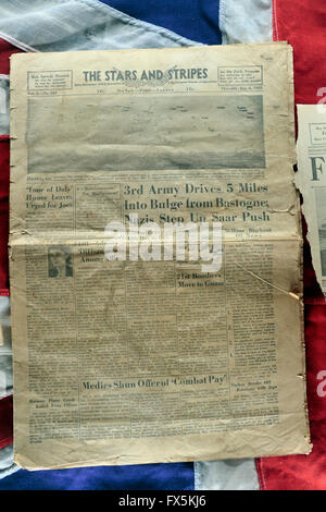 Titelseite der amerikanischen "Stars & Stripes" WWII Zeitung, 4. Januar 1945, Bastogne Kriegsmuseum, Bastogne, Belgien. Stockfoto