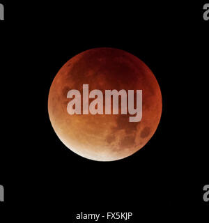 Super Blood Moon 2015 durch einen schwarzen Hintergrund isoliert Stockfoto