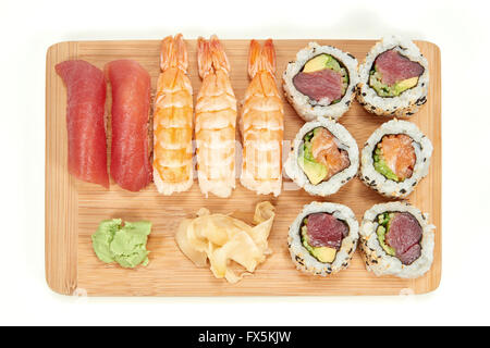 Verschiedene Arten von Sushi auf einer Holzplatte Stockfoto