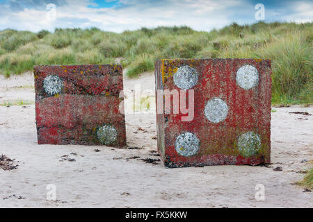 Große konkrete Würfel in der Nähe von Bamburgh Castle England Stockfoto