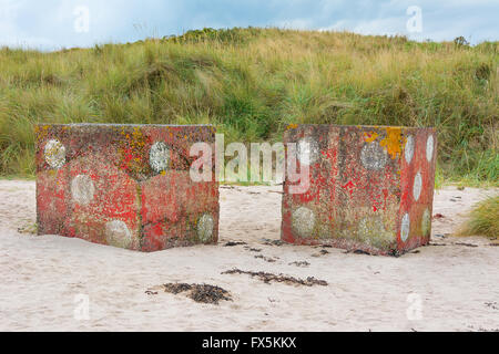 Große konkrete Würfel in der Nähe von Bamburgh Castle England Stockfoto