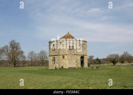 Ungewöhnliche Achteck geformt Gebäude im Cowdray Park in der Nähe von Midhurst in West Sussex. Stockfoto