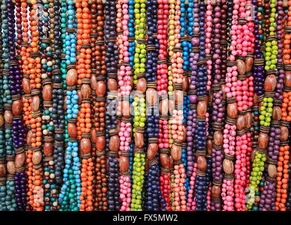 Bunte Perlenketten zum Verkauf an der Outdoor-Kunsthandwerksmarkt in Otavalo, Ecuador Stockfoto