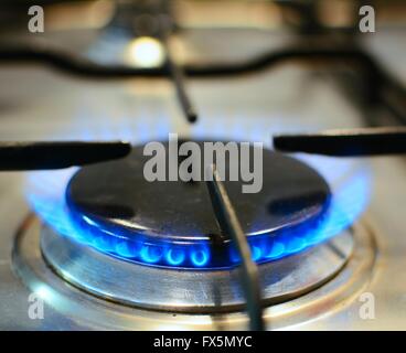 Nahaufnahme des Brenners mit Feuer auf Küche Gasherd. Stockfoto
