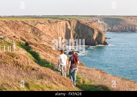 Wandern entlang der Pembrokeshire Coast Path in St Non Bay an der Küste von Pembrokeshire in der Nähe von St Davids. West-Wales, Großbritannien Europa. März. Foto Stockfoto