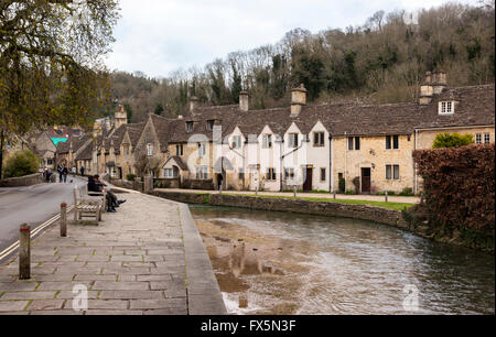 Die malerischen Cottages neben der Brook River Bridge im Cotswold Dorf Castle Combe, Wiltshire, England, Großbritannien Stockfoto